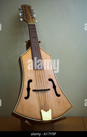 Cretan dieci chitarra a corda visualizzati in uno strumento a corda shop Foto Stock