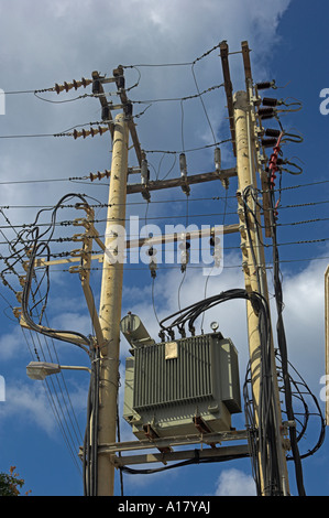 Due concreti i poli di alimentazione con cavi sovrastanti e trasformatori isola di Paros Grecia Foto Stock