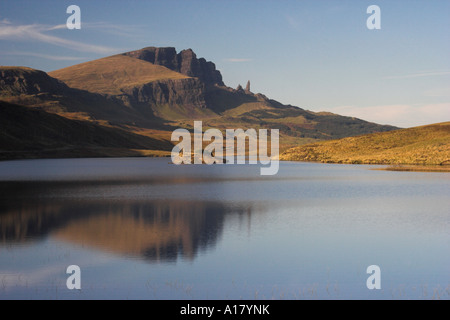 Paesaggio orizzontale foto del vecchio uomo di STORR SU STORR MOUNTAIN RIFLESSA IN LOCH FADA LEATHAN sull'Isola di Skye IN SCOTL Foto Stock