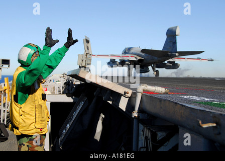 Un EA-6B Prowler lancia dal ponte di volo a bordo della energia nucleare portaerei USS Nimitz Foto Stock