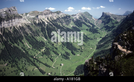 Guardando a nord-est lungo la valle Justistal, Svizzera, con la cresta Guggisgrat all'estrema destra Foto Stock