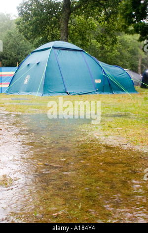 Tenda sotto la pioggia sulla nuova foresta campeggio Inghilterra Hampshire REGNO UNITO Foto Stock