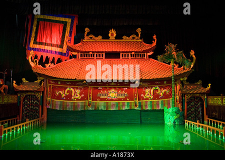 Acqua tradizionale spettacolo di burattini a lungo Thăng teatro in Hanoi Vietnam Foto Stock