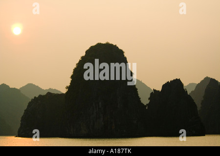 2007 Tramonto su pietre calcaree carsiche Halong Bay Vietnam Foto Stock