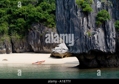 2007 Kayak su una spiaggia in una baia di Halong Bay Vietnam Foto Stock