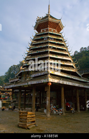 Dong in legno della Torre del Tamburo di minoranza etnica cittadina di Zhaoxing Cina Foto Stock