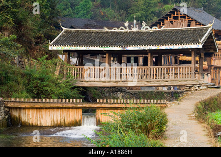 Vento e pioggia Bridge nella minoranza etnica Dong città di Zhaoxing Cina Foto Stock