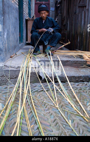 Anziani uomo cinese si prepara il bambù per la tessitura, Zhaoxing, Cina Foto Stock