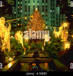 Albero di natale e Angelo figure al Rockefeller Center di notte New York City Foto Stock