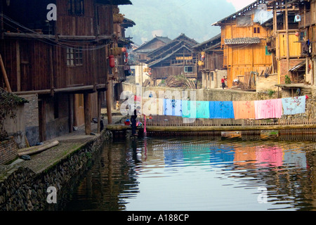 Biancheria appesa ad asciugare sul fiume Rural in Dong cinese minoranza etnica cittadina di Zhaoxing Cina Foto Stock