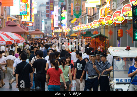 Shang Xia Jiu Square una trafficata strada pedonale per lo shopping mall a Guangzhou in Cina Foto Stock