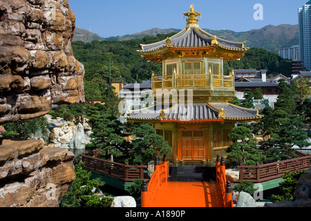La pagoda dorata in Giardino Nan Lian, Chi Lin Monastero, Hong Kong SAR, Cina Foto Stock