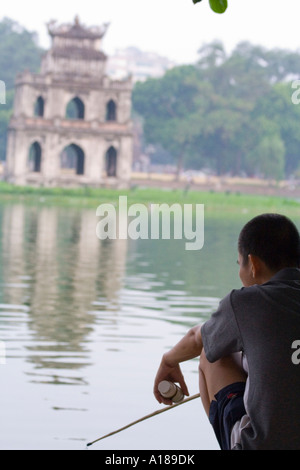 2007 L'uomo vietnamita la pesca nella parte anteriore del Thap Rua Tempio o torre di tartaruga Lago Hoan Kiem Hanoi Vietnam Foto Stock