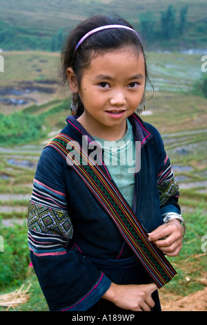 2007 giovane e bella ragazza che indossa abiti tradizionali nelle colline vicino a Sapa Vietnam Foto Stock