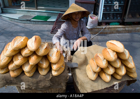 Le pagnotte di pane francese ogni forma di pane dorata Hanoi VIetnam Foto Stock