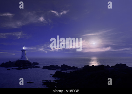 Faro di notte Jersey Isole del Canale Regno Unito Foto Stock
