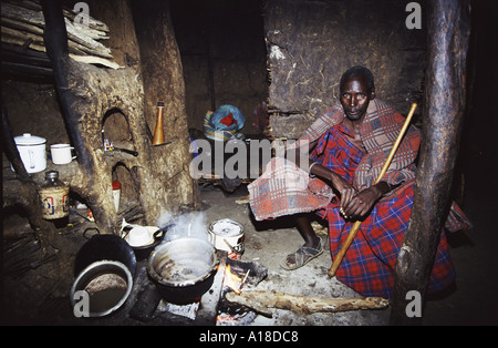 Uomo masai in una casa tradizionale del Kenya Foto Stock