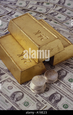Barre di monete d oro e d argento Foto Stock