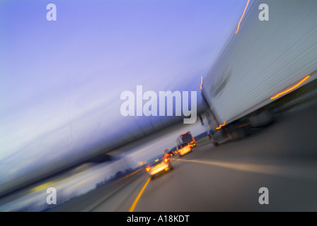 Auto Trucks & autocarri accelerando sulla autostrada, STATI UNITI D'AMERICA Foto Stock