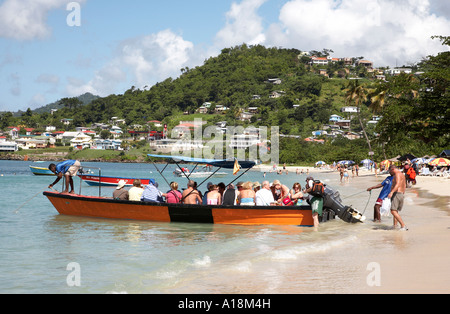 I turisti a bordo del taxi d'acqua sul Grand Anse Beach st. george grenada west indies Foto Stock