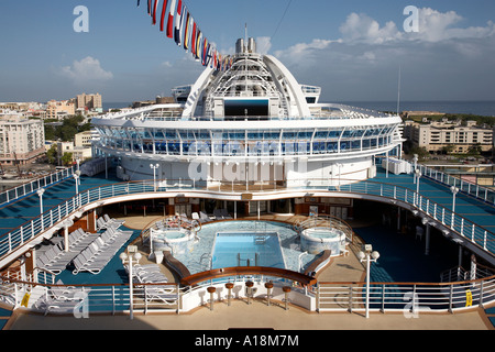 Vista su tutta la parte superiore del ponte della Crown Princess nave da crociera west indies Foto Stock