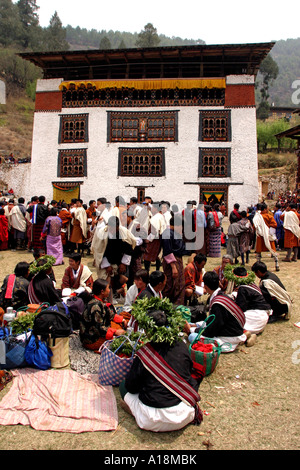 Il Bhutan Paro Tsechu Festival ballerini e famiglie picnic in festival Ground Foto Stock