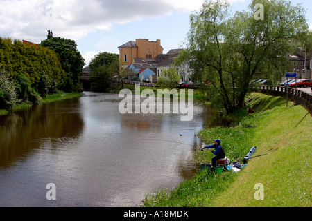 UK County Fermanagh Enniskillen uomo pesca sulle rive del fiume Erne Foto Stock