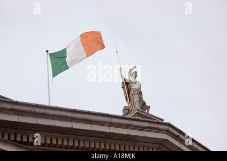 La Irish tri-color sorvolare l'Ufficio Generale delle Poste di Dublino Irlanda Foto Stock