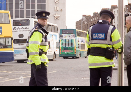 Membri della Gardai Siochana sul dazio nel centro di Dublino Foto Stock