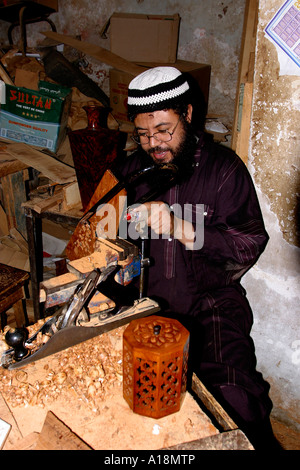 Marocco Essaouira Abdelmounaim Rahmini in Arabesque workshop thuya taglio legno traforato Foto Stock