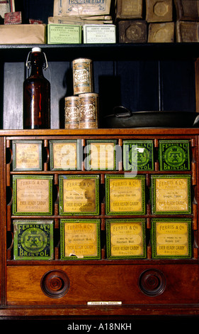 Regno Unito Shropshire Ironbridge Blists hill Museo articoli medici in farmacia Foto Stock