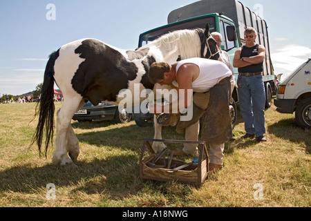 PENTRAETH Isola di Anglesey North Wales Agosto un maniscalco locale dimostrando l'arte del ferro di cavallo rendendo Foto Stock