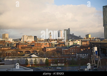 MANCHESTER Inghilterra England Regno Unito dicembre guardando attraverso i tetti per il centro della città da una nuova costruzione condominio Foto Stock