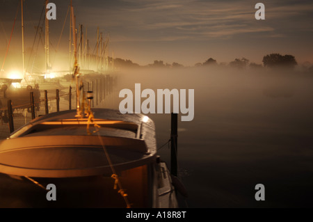 Notte di Nebbia con yacht ormeggiato sul fiume Ryck a Greifswald in Germania Foto Stock