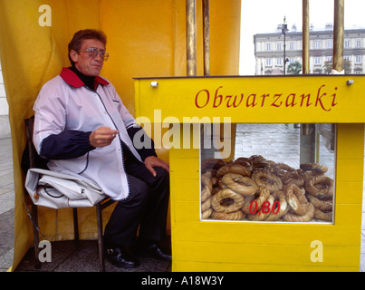 Ritratto di un venditore di obwarzanki un tipo di pane pretzel su Cracovia la piazza principale del mercato Rynek Glowny Foto Stock