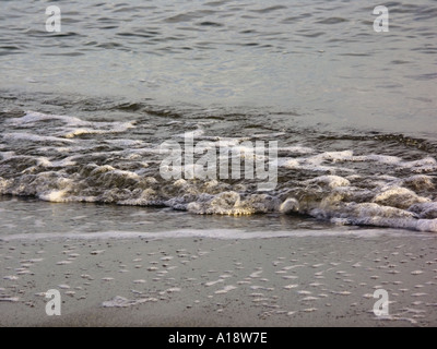 Dolce surf rompe su La Cala Beach Mijas Costa Foto Stock