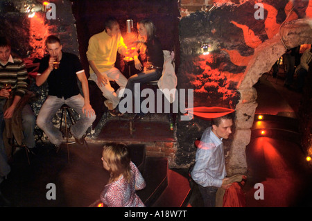 Rdza night club uno di Cracovia e trendy di grotta sotterraneo bar venues Polonia Foto Stock