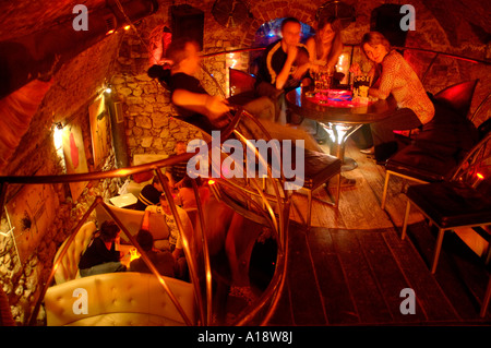 Rdza night club uno di Cracovia e trendy di grotta sotterraneo bar venues Polonia Foto Stock