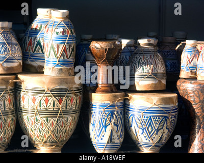 Tamburi africani in vendita a Puerto Banus Costa del Sol, Spagna, Europa, tamburo africano tamburi musica strumento musicale colori luminosi Foto Stock