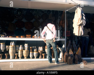 Uomo che guarda i tamburi africani in vendita a Puerto Banus Costa del Sol, Spagna, Europa Foto Stock