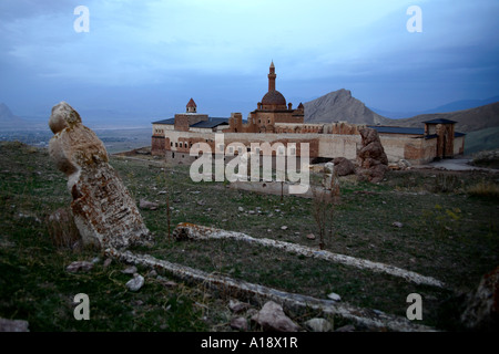 Grave e Ishak Pasha Palace al crepuscolo. Dogubeyazit, Agri, Turchia Foto Stock