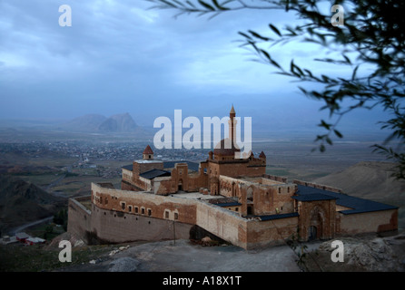 Ishak Pasha Palace al crepuscolo con Dogubeyazit in background. Agri, Turchia Foto Stock