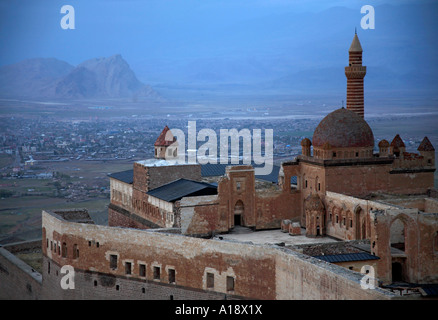 Ishak Pasha Palace al crepuscolo con Dogubeyazit in background. Agri, Turchia Foto Stock