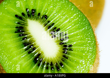 Primo piano di frutta di kiwi a fette actinidia chinensis Foto Stock