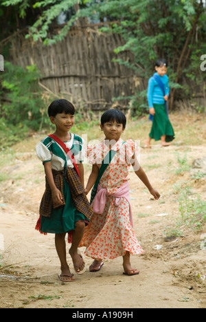 Myin Ka Ba village, scuola di giovani ragazze sul loro modo di casa per il pranzo Bagan Myanmar 2006 Foto Stock