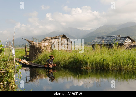 Fisherman righe la sua barca Lago Inle Sankar e regione Kakku MYANMAR Birmania 2006 Foto Stock