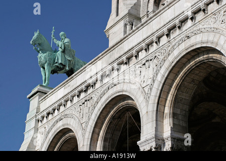 Statua di archi e di dettaglio sulla Chiesa del Sacro Cuore a Parigi, Francia. Foto Stock