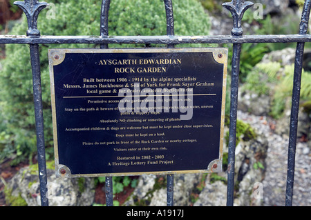 La roccia alpina Giardino Villaggio Aysgarth Wensleydale Yorkshire Dales National Park in Inghilterra Foto Stock