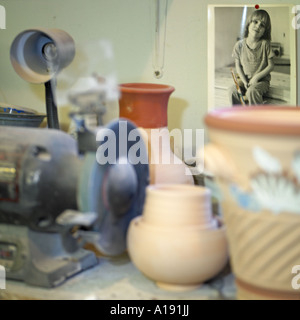 Ingombra di banco da lavoro nel negozio di ceramiche Foto Stock