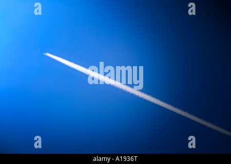 Corrente a getto da aereo e cielo blu Foto Stock